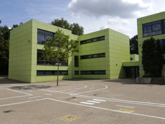 Schulhof (Blick auf das Gebäude)